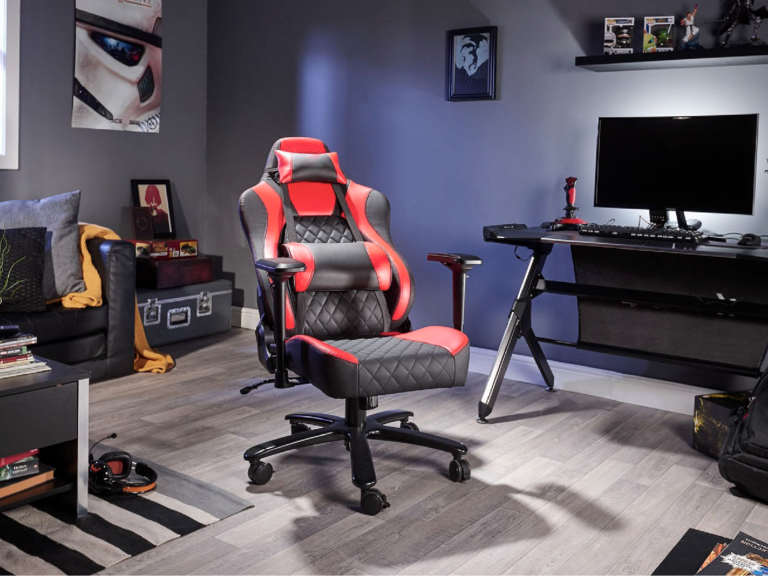 Una stanza buia con la scrivania di un computer e un monitor che dice sala  giochi