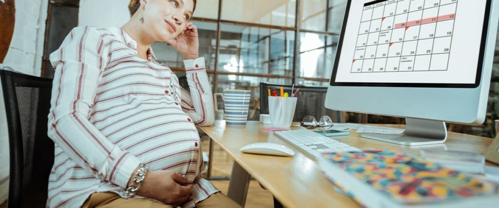 Come sedersi in ufficio durante la gravidanza